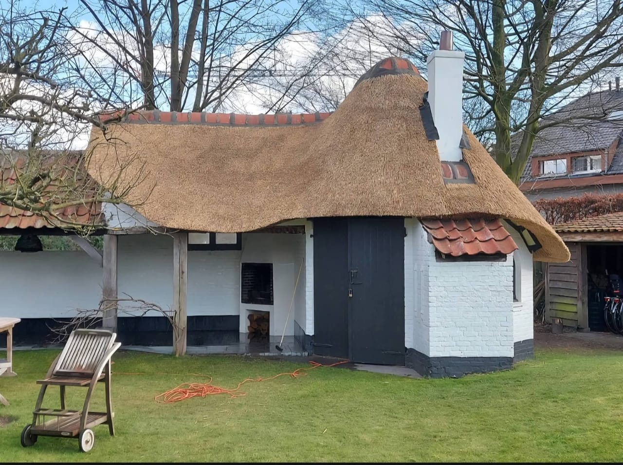 Zebrathatch thatch roofing and outdoor structure project photo 4